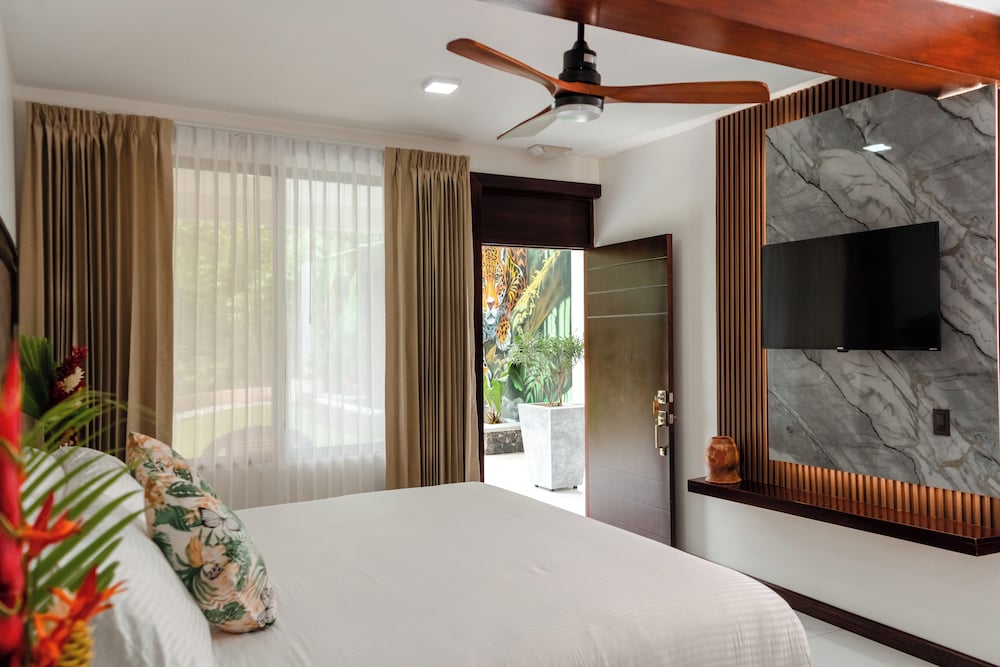 Superior Room, 1 King Bed, Mountain View