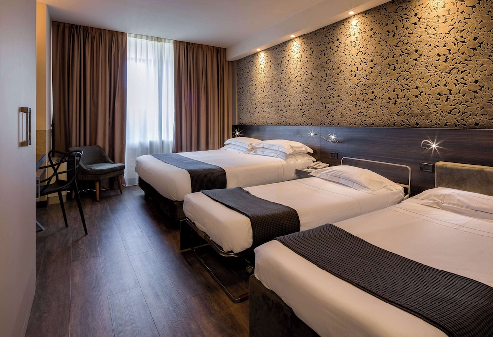 Executive Room, Multiple Beds, Non Smoking - Photo 9
