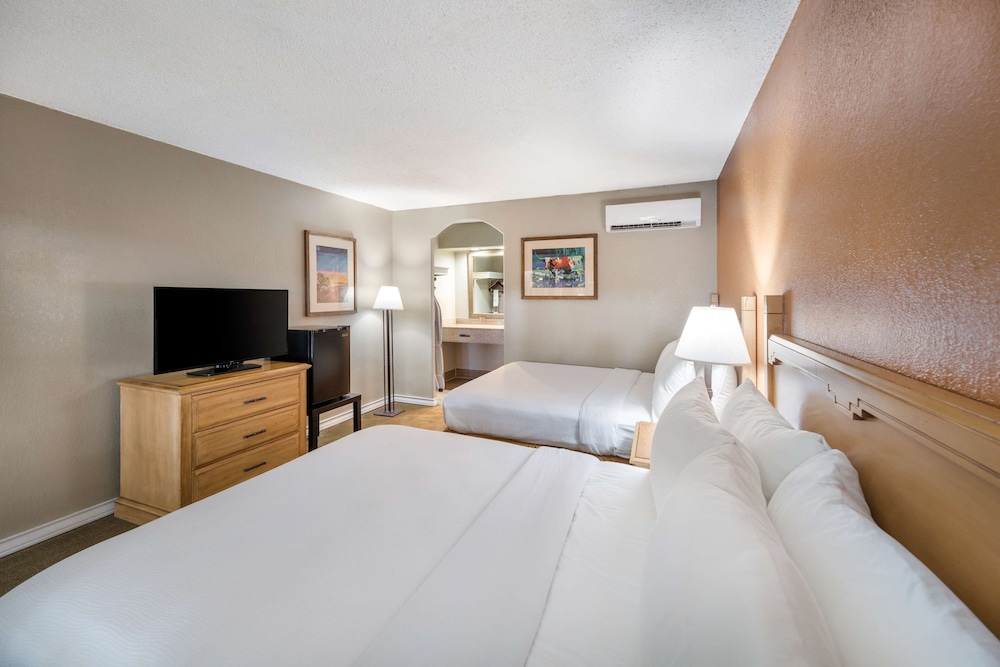 Standard Room, 2 Double Beds, Non Smoking - Photo 1