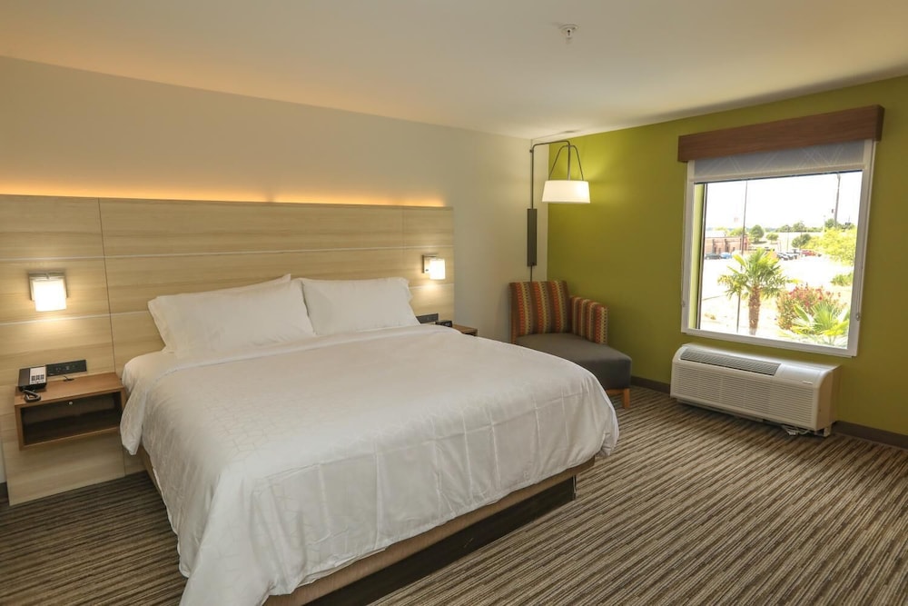 Standard Room, 1 King Bed - Photo 5