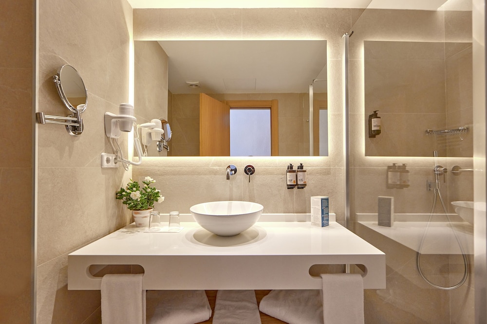 Comfort Room, Balcony, Partial Sea View