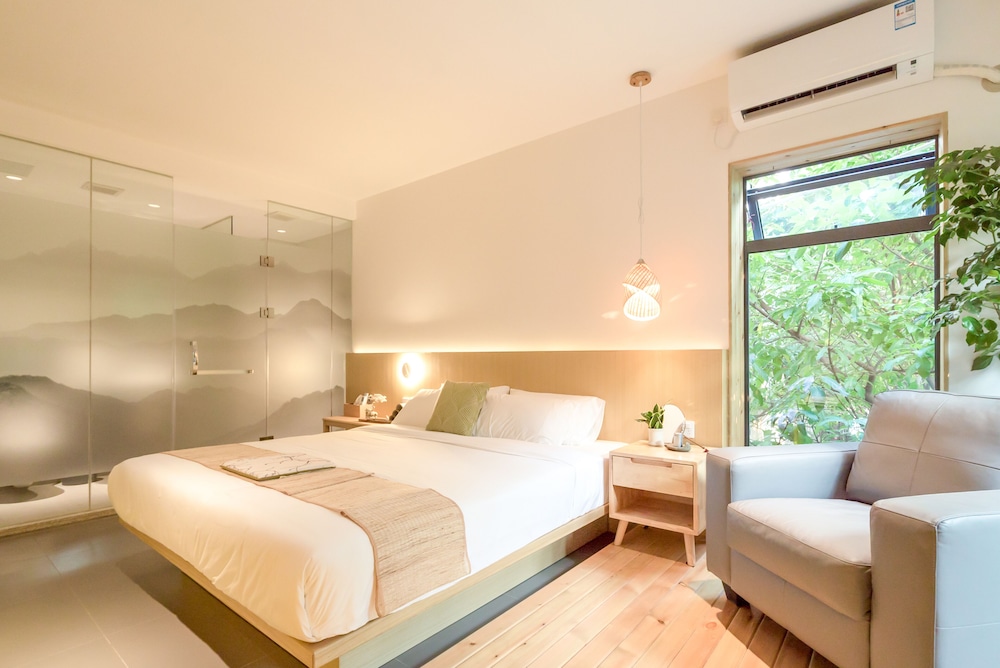 Deluxe Double Room, 1 King Bed, Non Smoking, City View photo 1