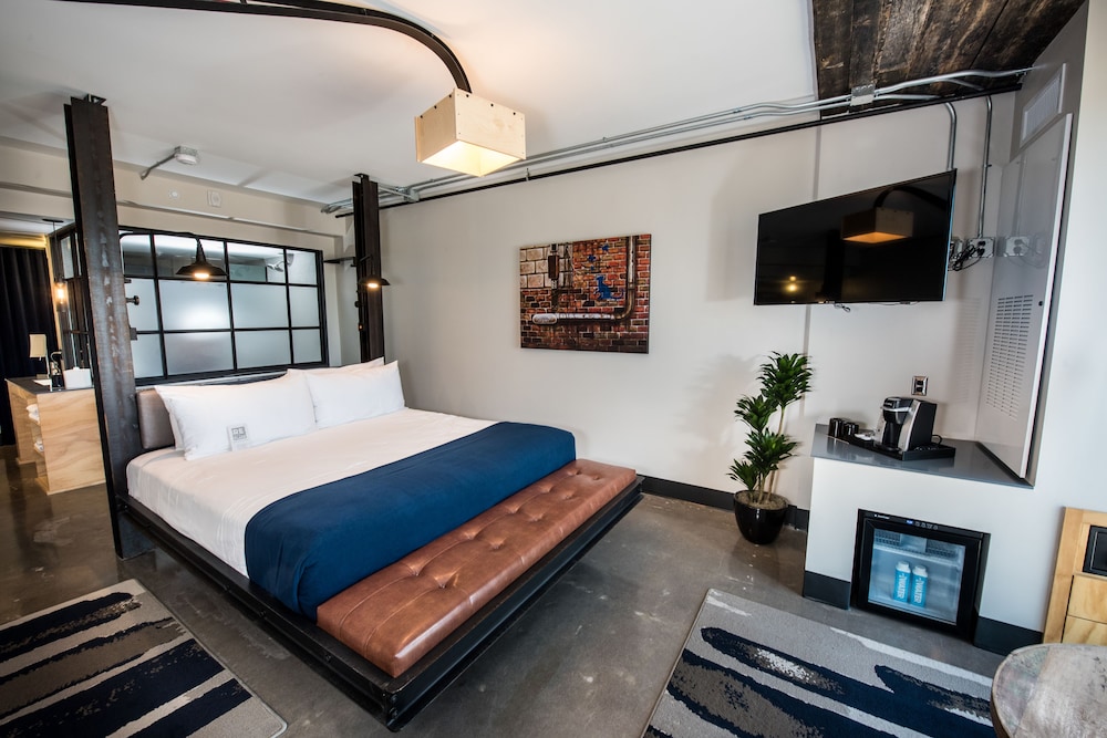Standard Room, 1 King Bed, Accessible - Photo 3