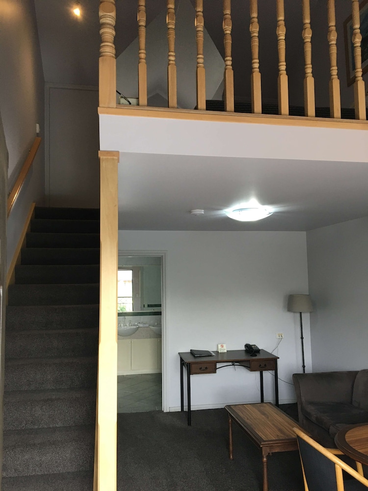 Executive Loft, 1 Queen Bed, Non Smoking, Jetted Tub - Photo 4