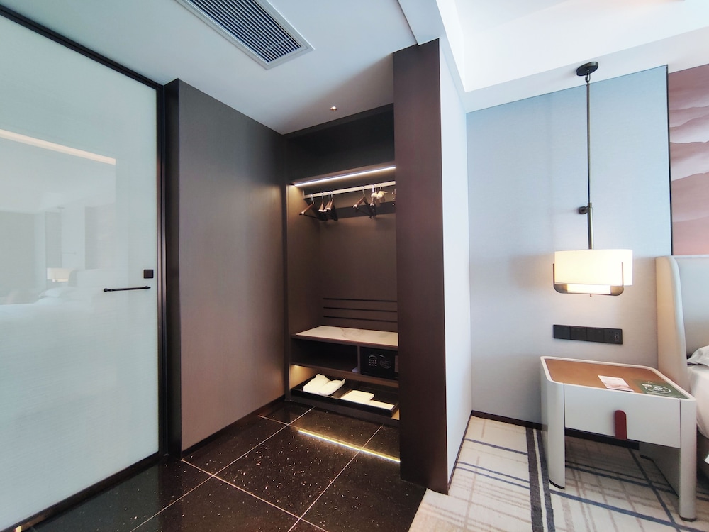 Swiss, Suite, 1 King Bed, City View photo 3