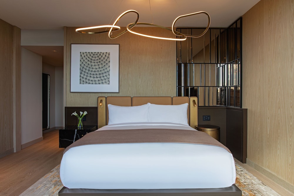 Suite, 1 Bedroom (Mobility/Hearing Access, Roll-In Shwr)