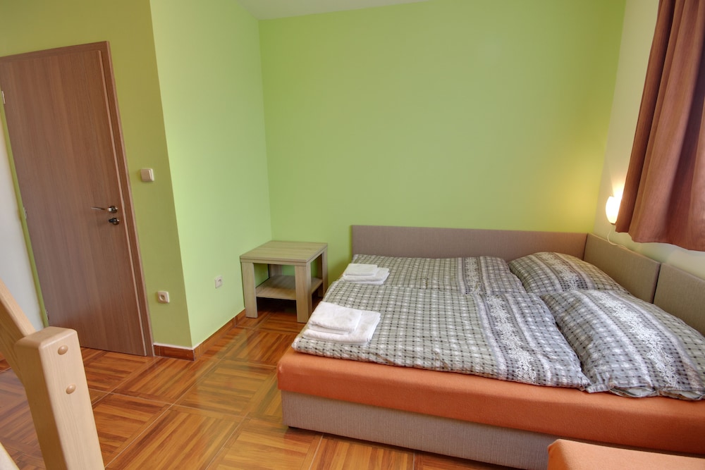Family Studio, Multiple Beds, Garden View, Courtyard Area photo 3