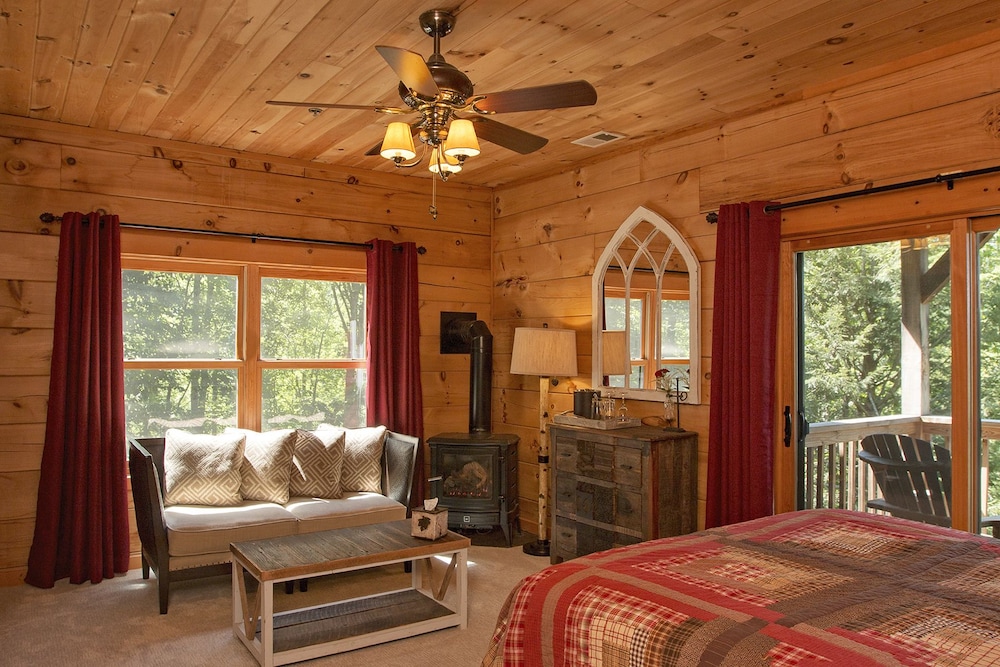 Panoramic Room, 1 Queen Bed, Balcony, Mountain View photo 2
