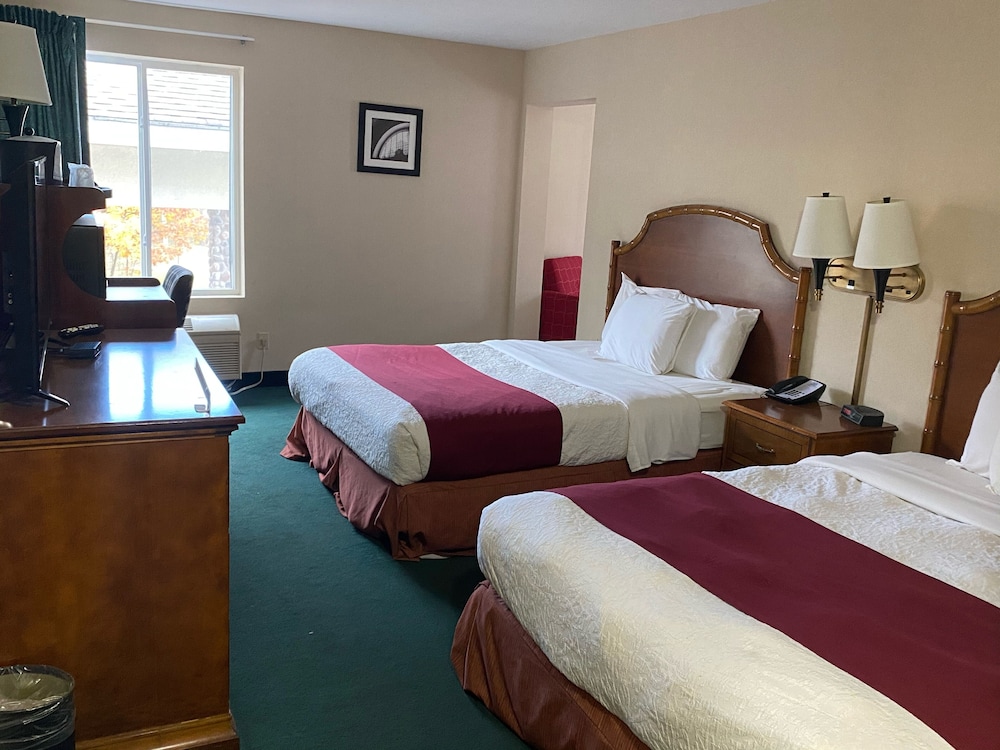 Deluxe Room, 2 Queen Beds, Non Smoking photo 3