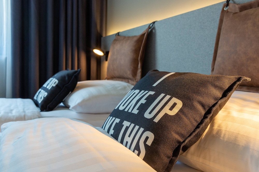Room, 1 King Bed, Mountain View - Photo 2
