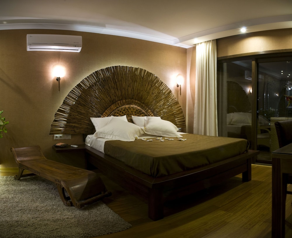 Executive Deluxe Suite with Hot Tub, Terrace & Sea View photo 1