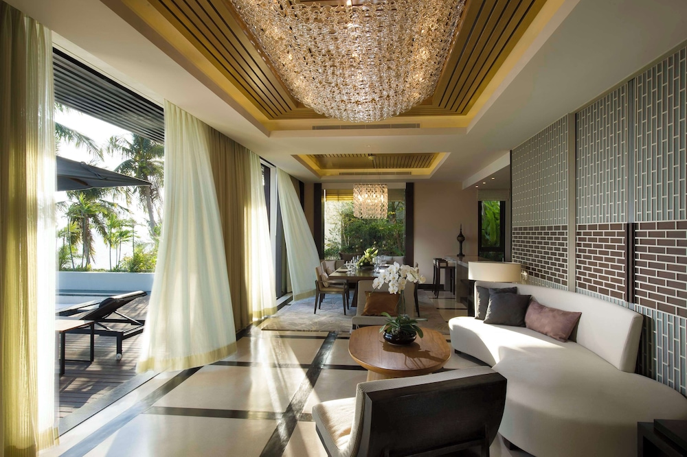 1-Bedroom Conrad Royal Oceanview Pool Villa - Photo 5