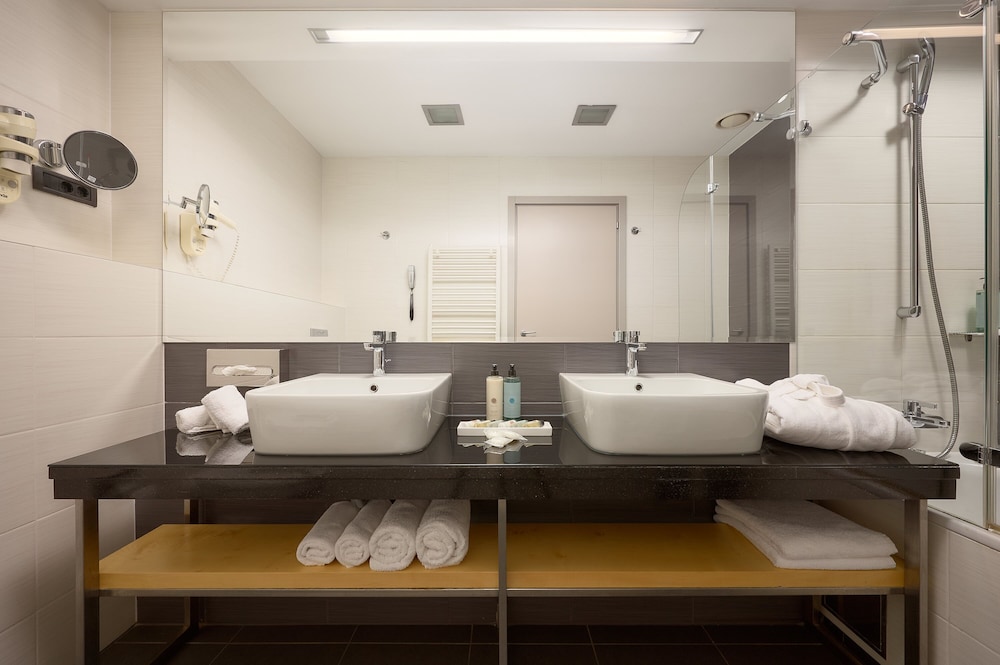 Luxury Suite thumbnail 6