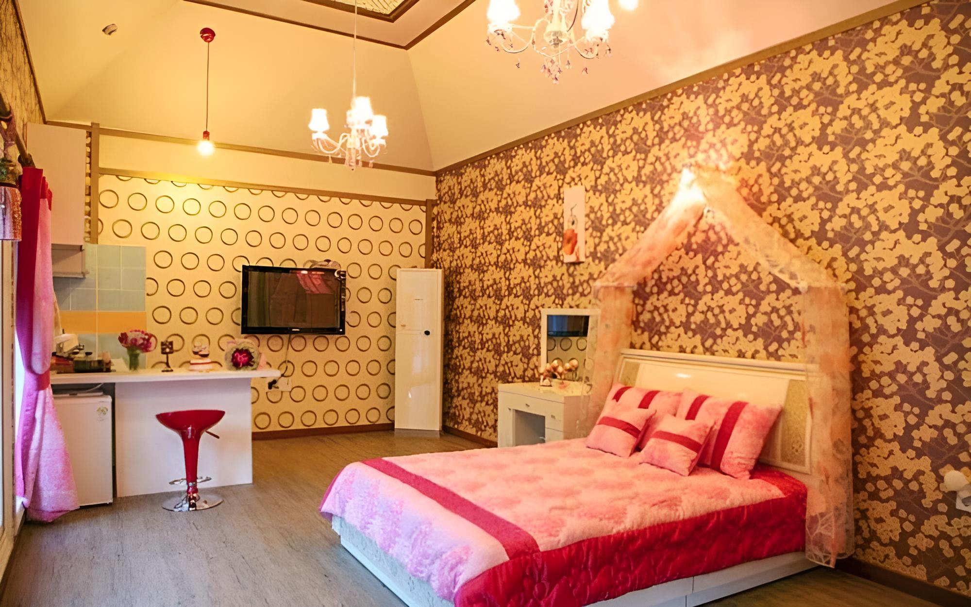 Room (Playgirl) photo 2