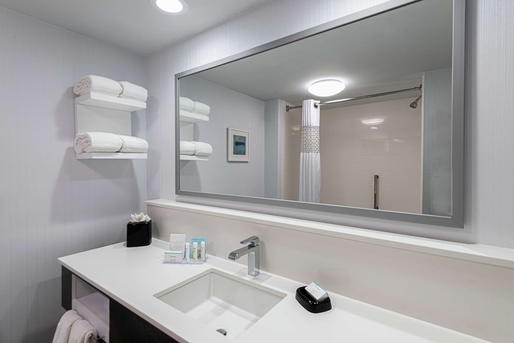 Room, 2 Queen Beds, Accessible (Mobility & Hearing, Roll-In Shower) - Photo 2