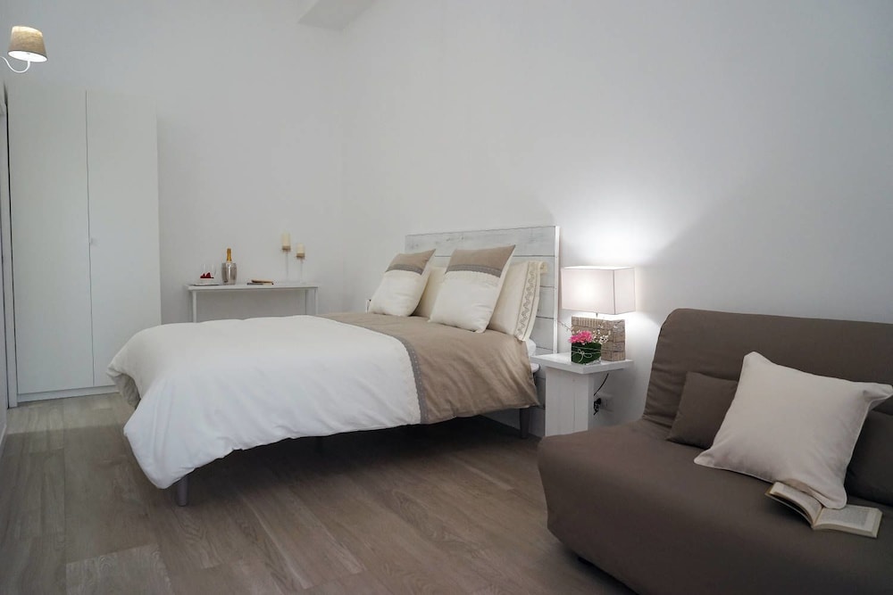 Classic Suite, 1 Queen Bed with Sofa bed, Non Smoking, Ensuite photo 2