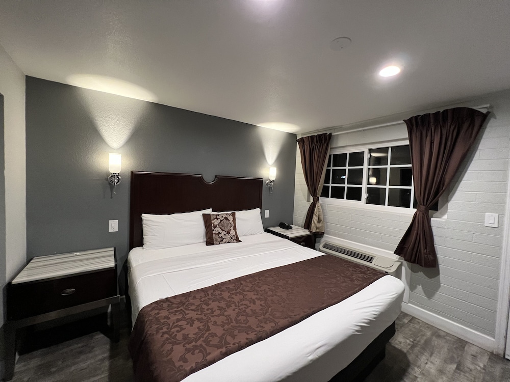 Deluxe Room, 1 King Bed photo 1