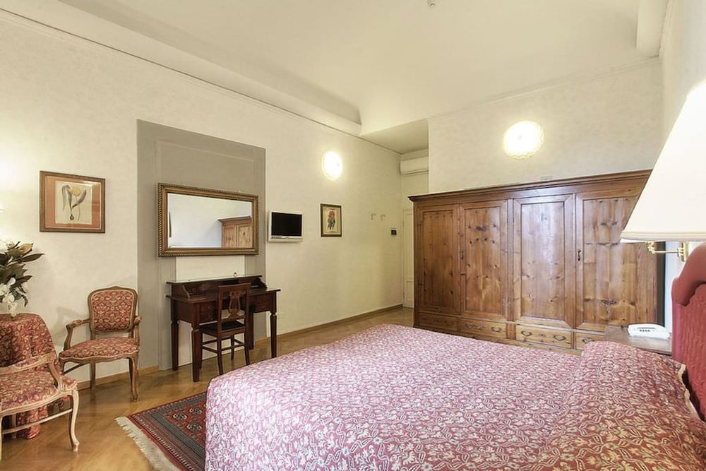Superior Double Room Single Use, River View thumbnail 5