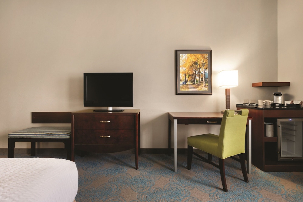 Premier Room, 2 Queen Beds - Photo 2