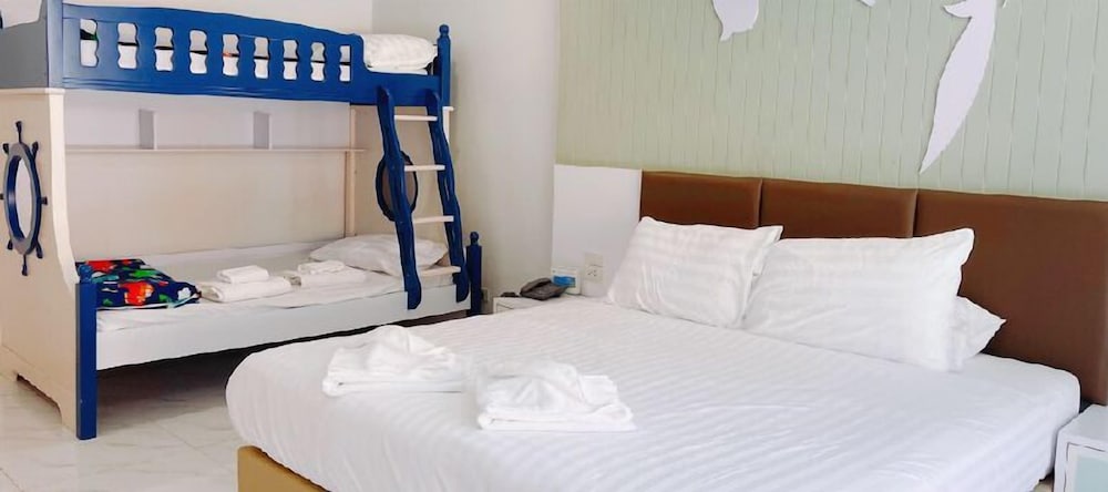 Grand Bunk Bed Pool Access photo 3