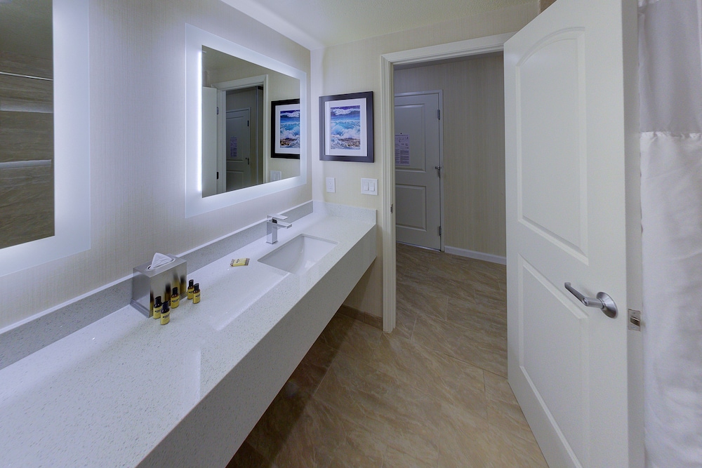 Suite, 1 King Bed, Non Smoking, Refrigerator & Microwave (Oversized Room;with Sofabed) - Photo 4