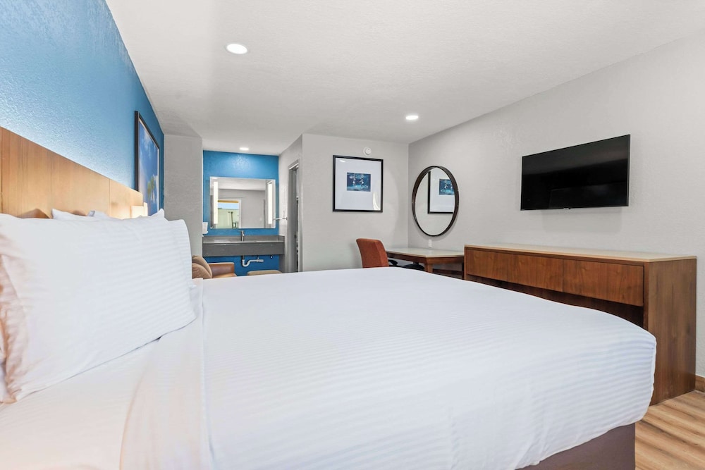 Standard Room, 1 King Bed, Non Smoking photo 3