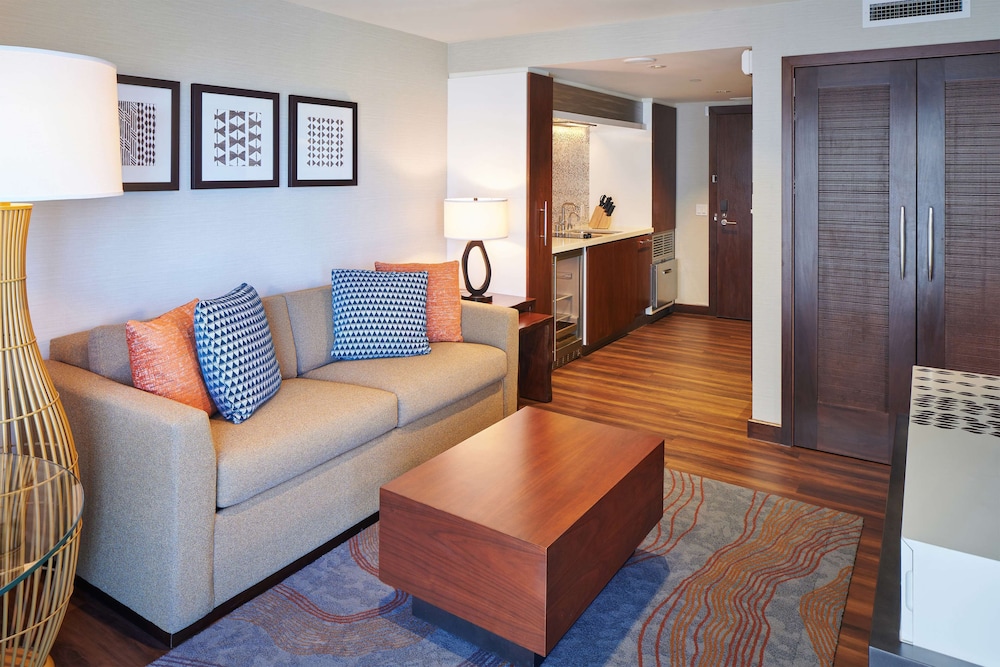 Hilton Grand Vacations Club Hokulani Waikiki Honolulu: Premier Suite, 1 Bedroom, Accessible (2 Double Beds with Sofabed, Hearing) photo