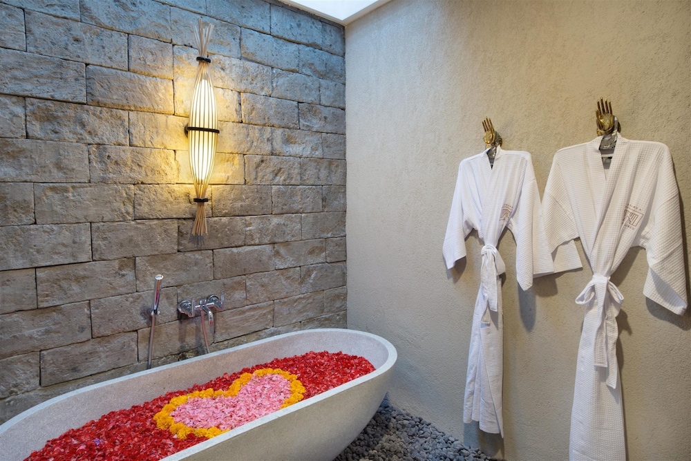 Grand 2 Bedroom Loft Forest Private Pool - Photo 4