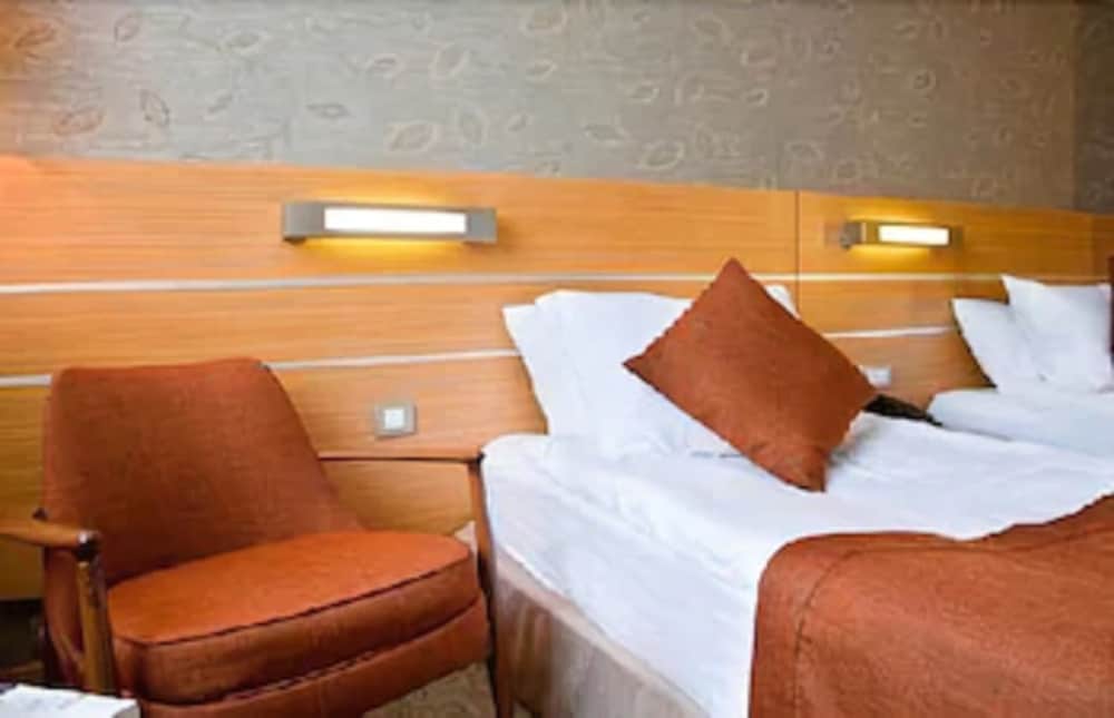 Room with 1 Large and 1 Single Bed photo 3