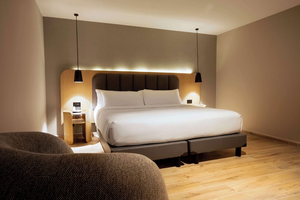 Junior Suite, 1 King Bed - Photo 2