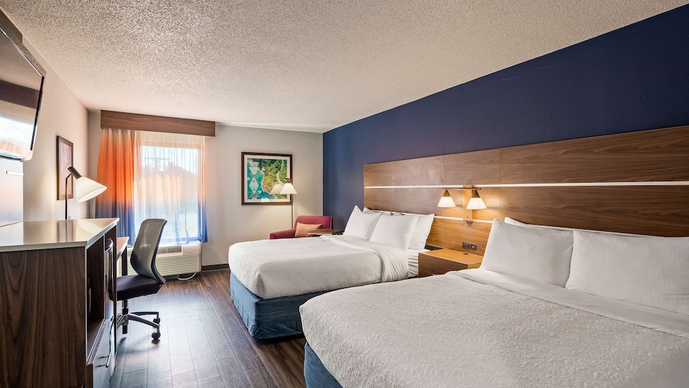 Standard Room, 2 Queen Beds, Non Smoking, Refrigerator & Microwave photo 3