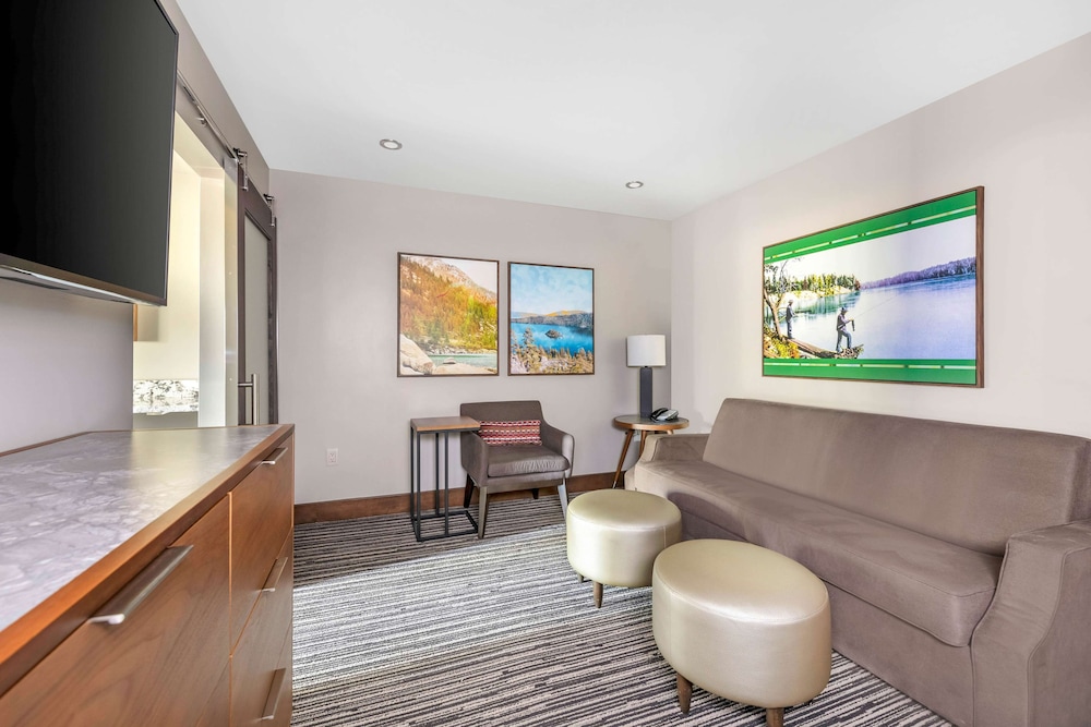 1 Bedroom, King Suite with Sofabed - Photo 5