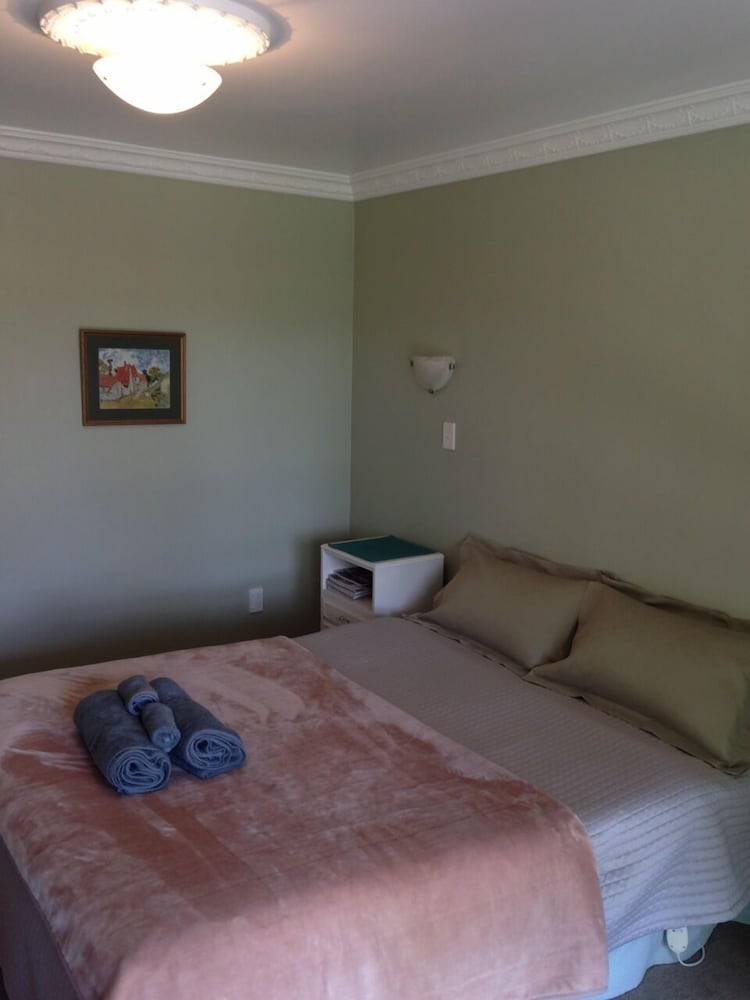 Standard Room, 1 Queen Bed, Shared Bathroom photo 1