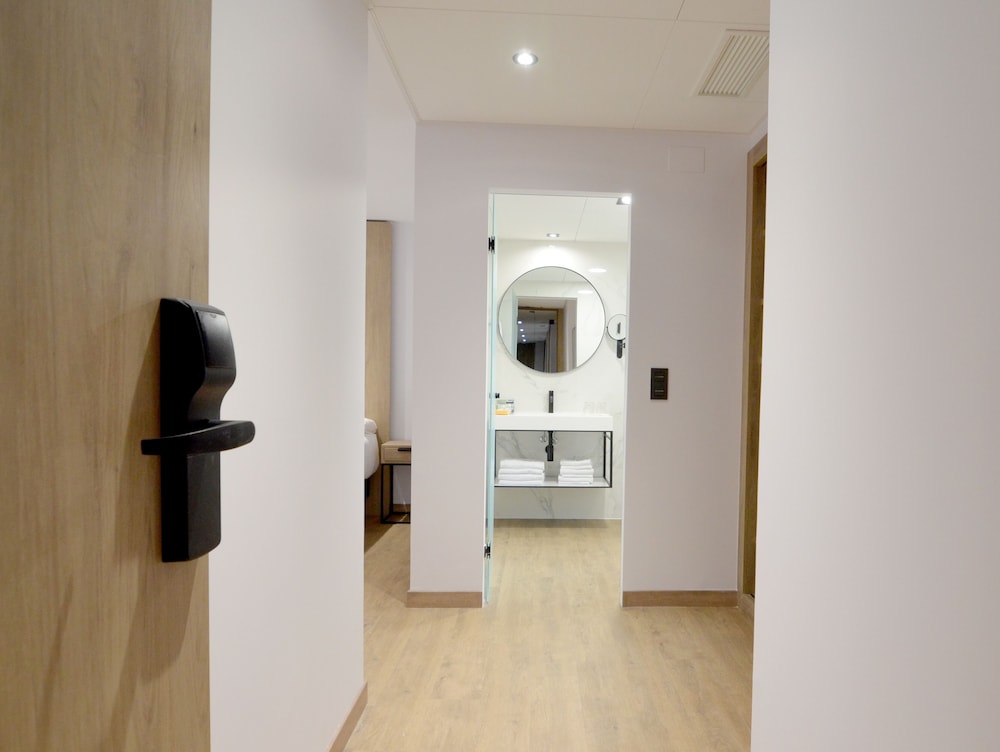 Twin Room - Photo 2