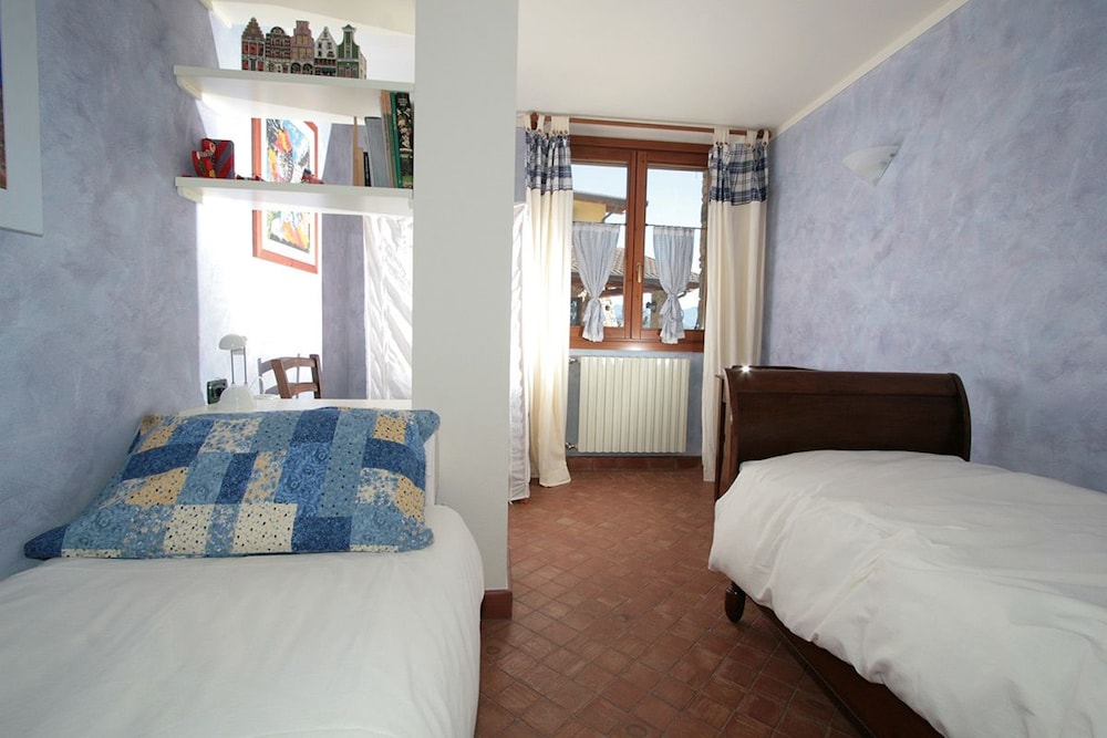 Deluxe House, 4 Bedrooms, Lake View photo 3