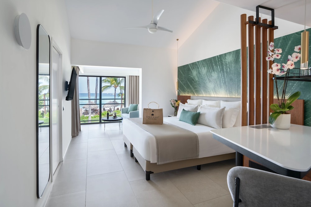 Junior Suite, 1 King Bed, Ocean View (Preferred Club) - Photo 1