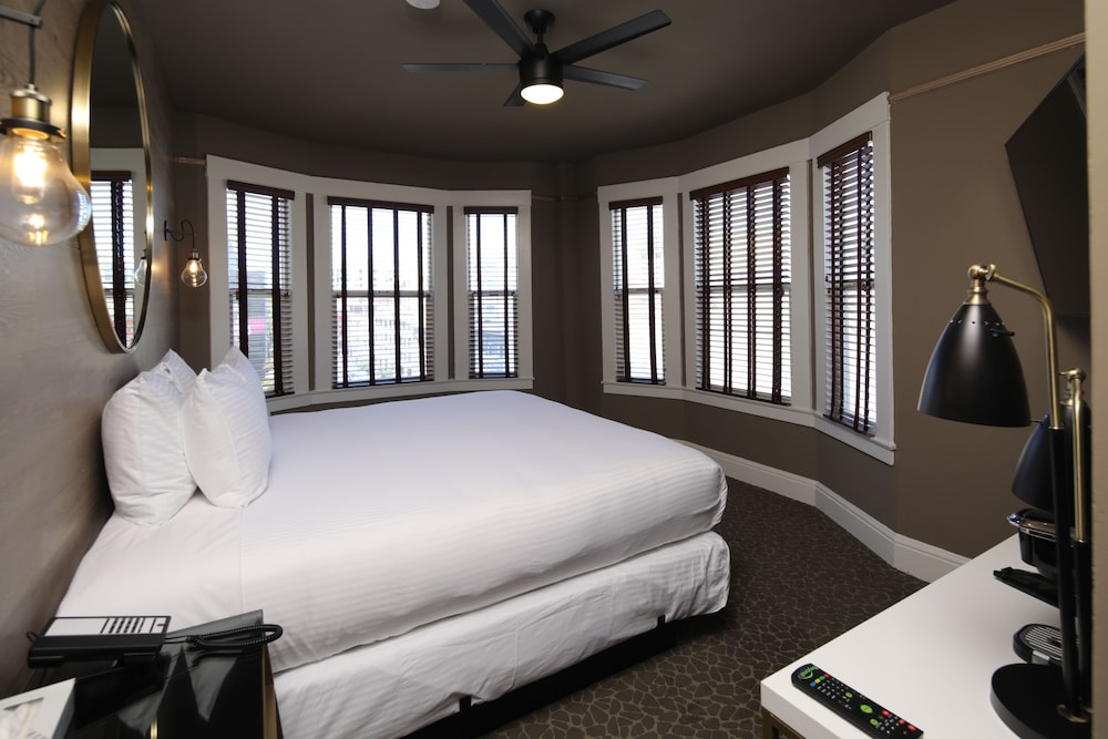 Standard Room, 1 King Bed, Non Smoking - Photo 1