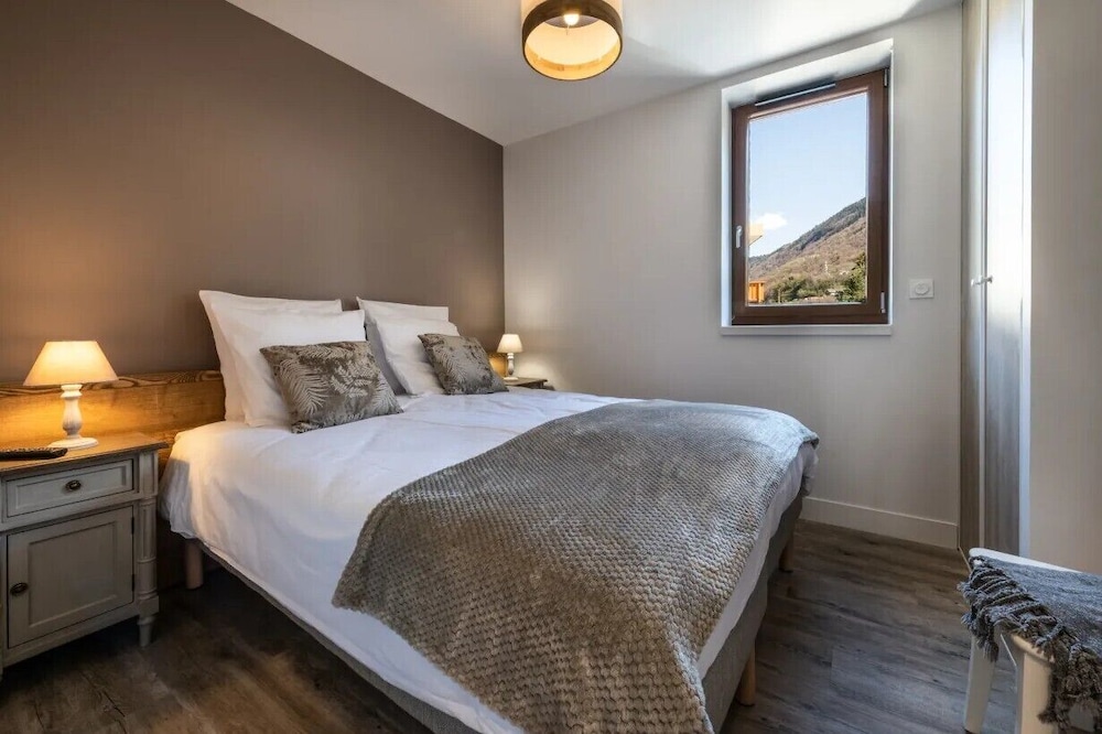 Classic Apartment, Balcony, Mountain View