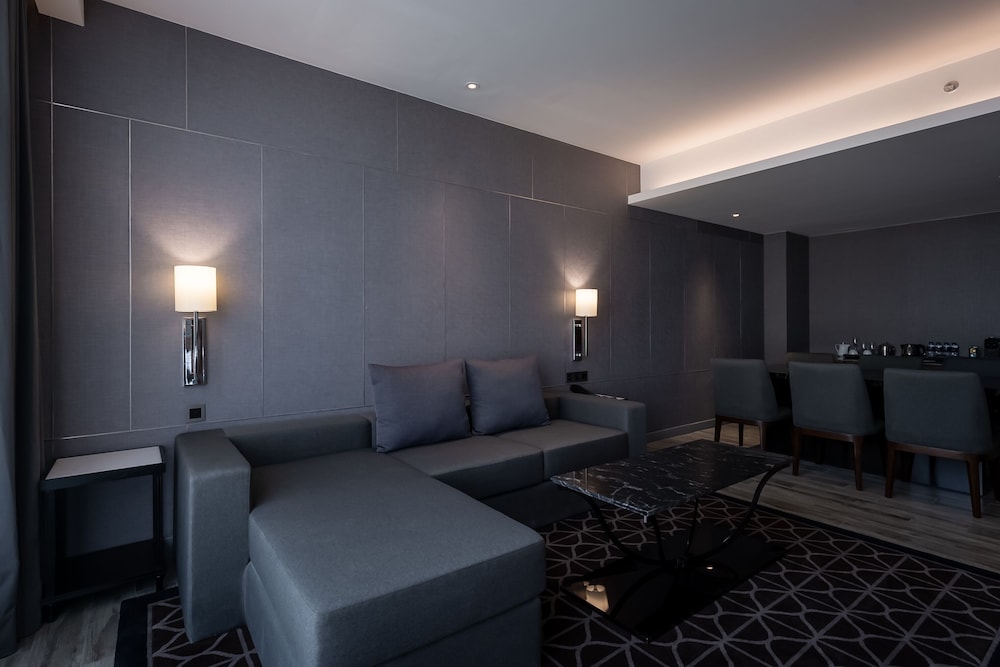 Signature Suite, 1 King Bed with Sofa bed photo 2