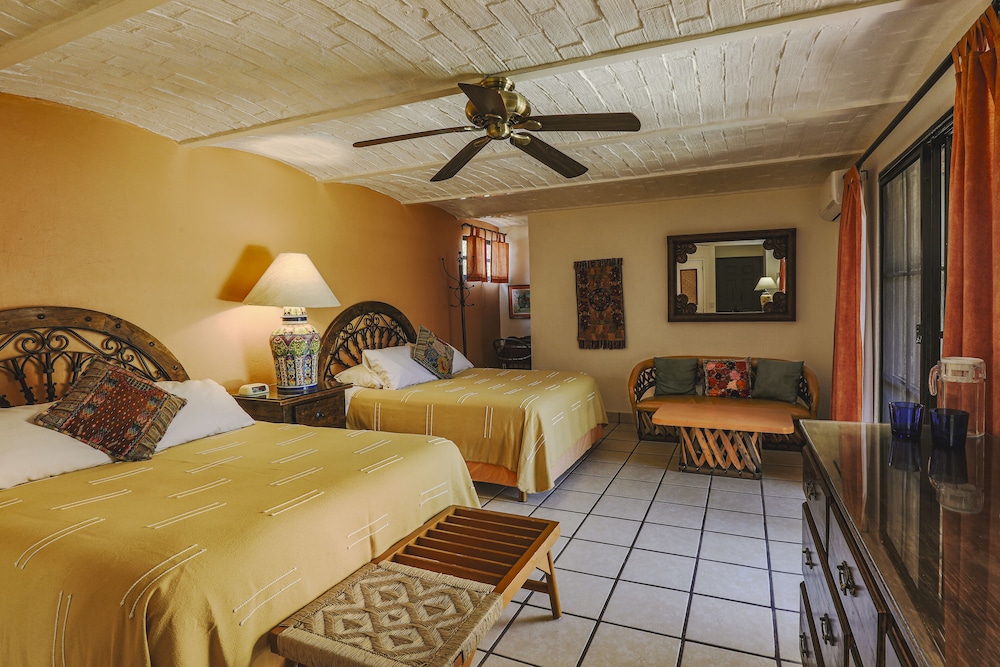 7 Las Bougainvilleas: 2 Queen beds