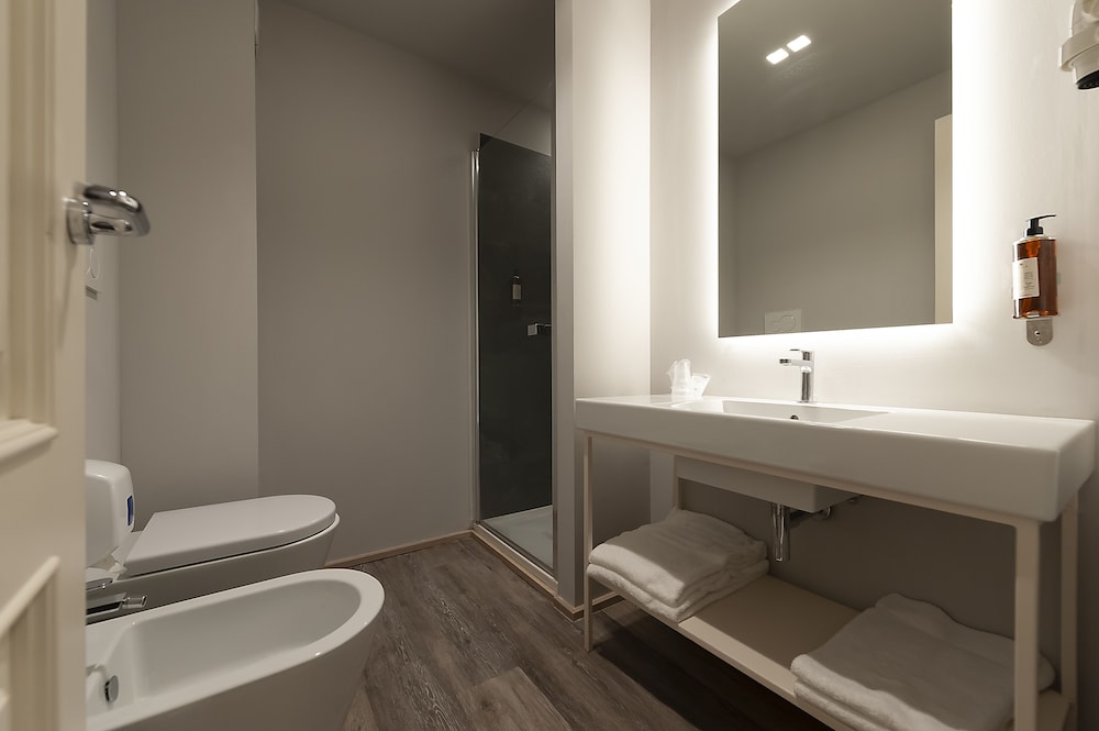 Deluxe Double or Twin Room - Photo 8