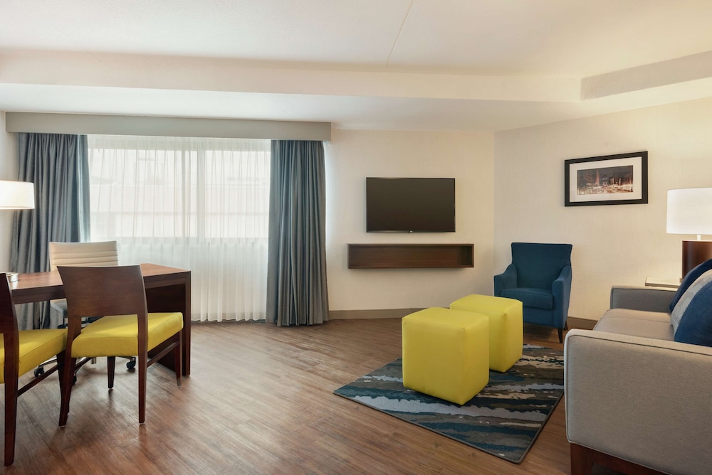 Premium Suite, 1 King Bed, Accessible (Mobility & Hearing, Roll-in Shower) - Photo 3