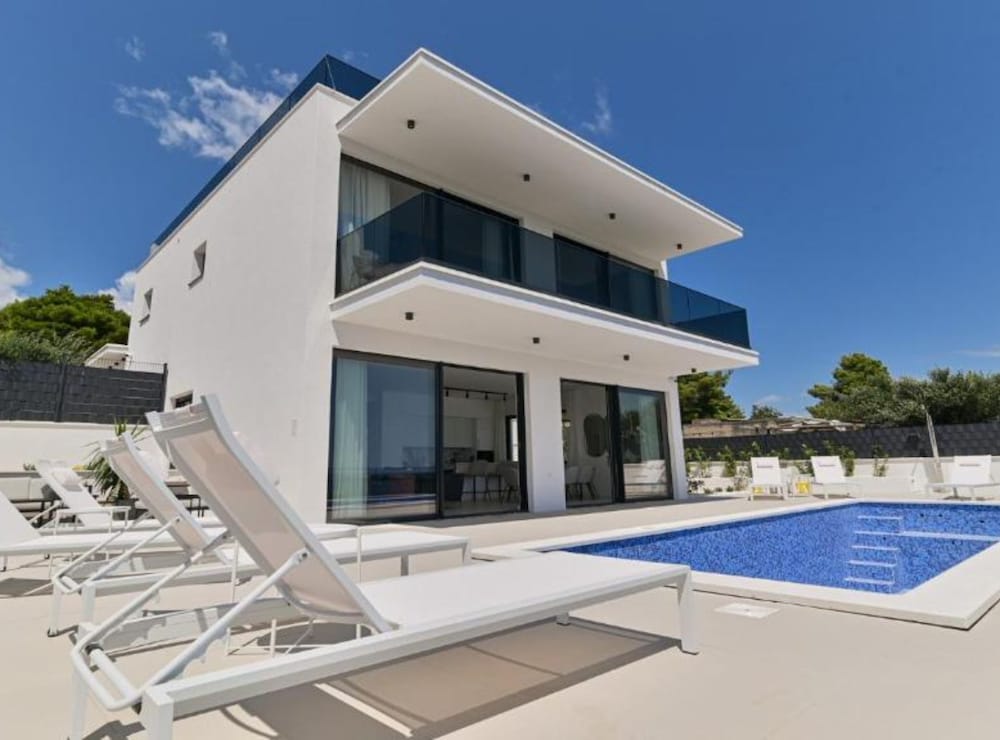 Villa (Five bedroom Villa with Terrace and S)