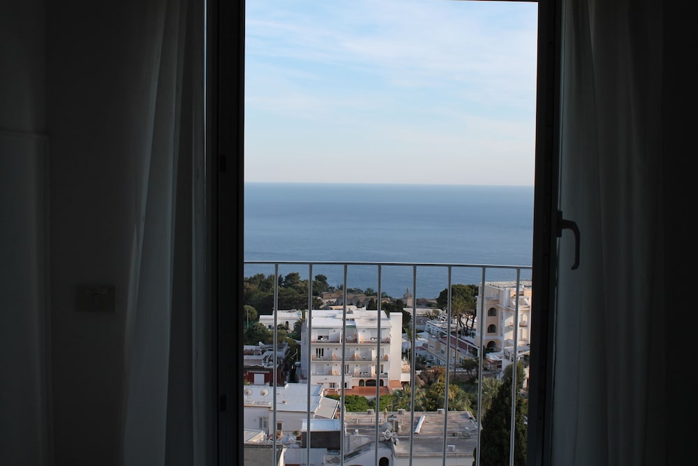 Classic Double or Twin Room, Sea View photo 3