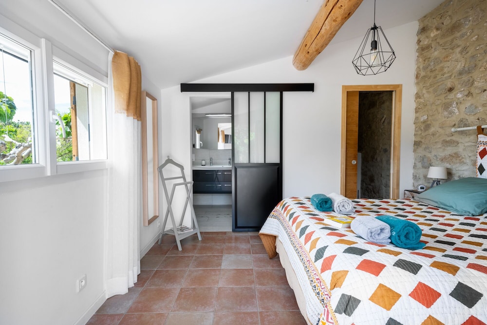 Comfort Single Room, Ensuite, Courtyard View (Le Ventoux) photo 1
