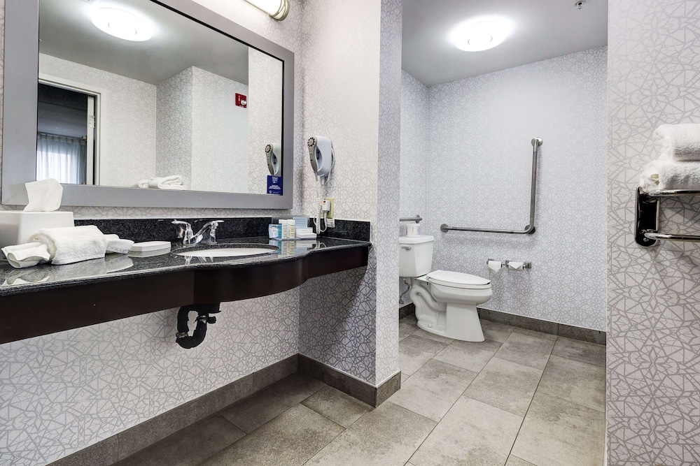 Studio, 2 Queen Beds, Accessible, Kitchen (Mobiltity, Roll-In Shower) photo 2
