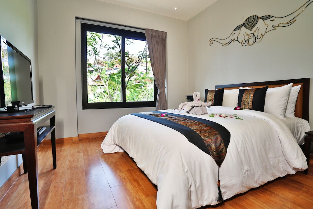 Family Access Pool 2-Bedroom Suite - Photo 3