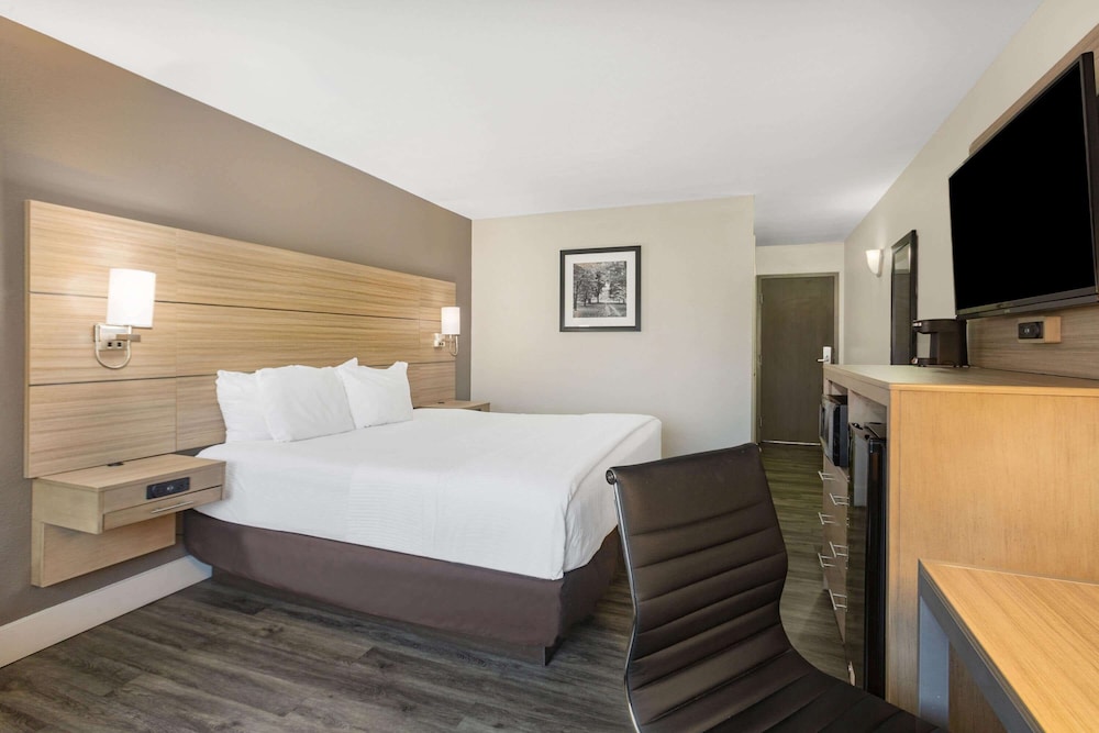 Room, 1 King Bed, Non Smoking - Photo 2