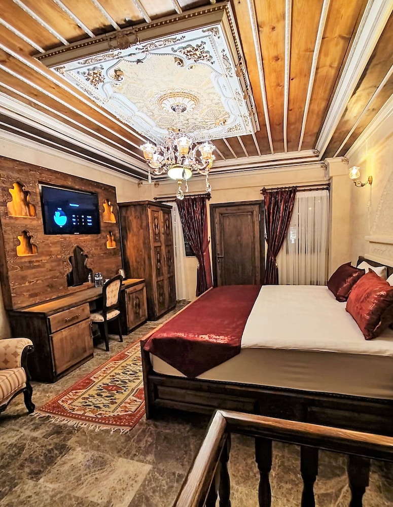 Red Pool Suite, Hot Tub - Photo 4