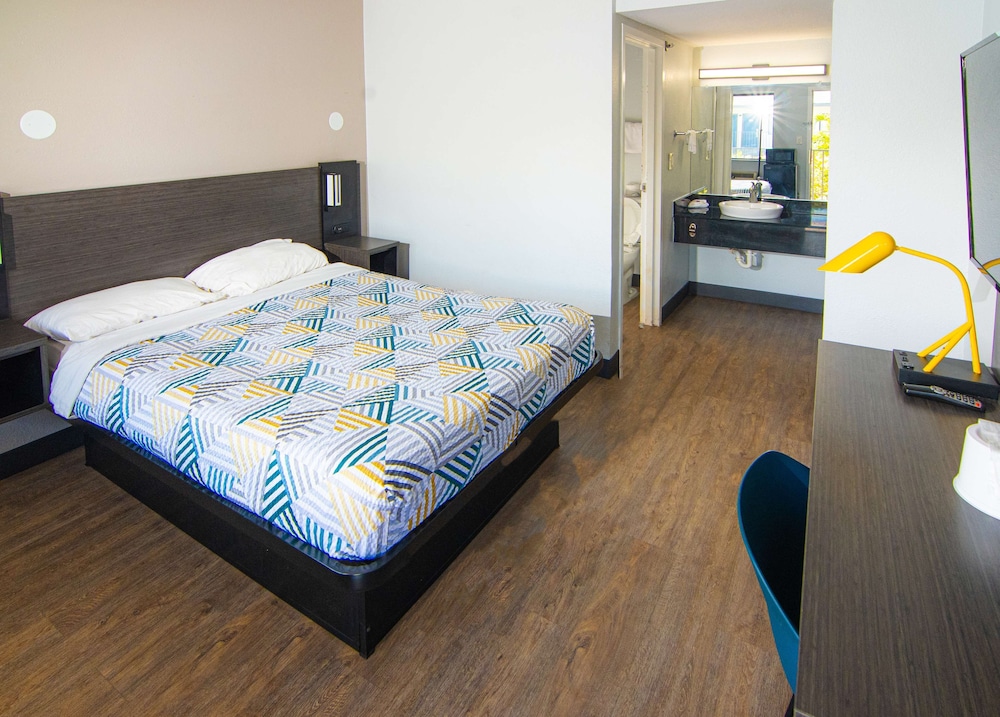 Premium Room, 1 Queen Bed, Accessible, Non Smoking